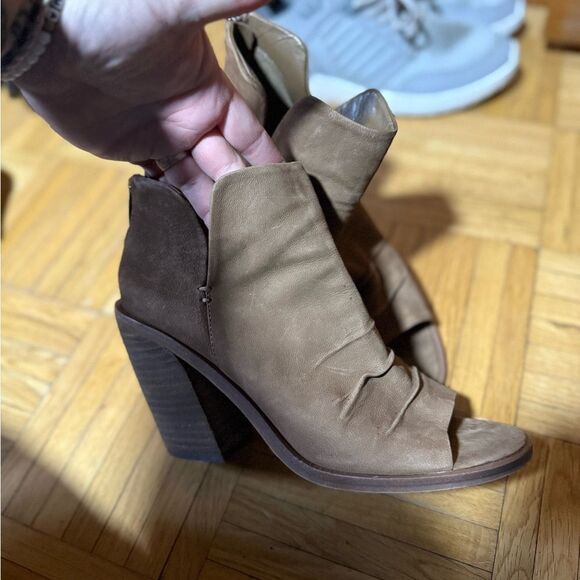 Vince Camuto Open Toe Zip Back Ankle Boot Heels Women's Size 8 Tan - Picture 5 of 6